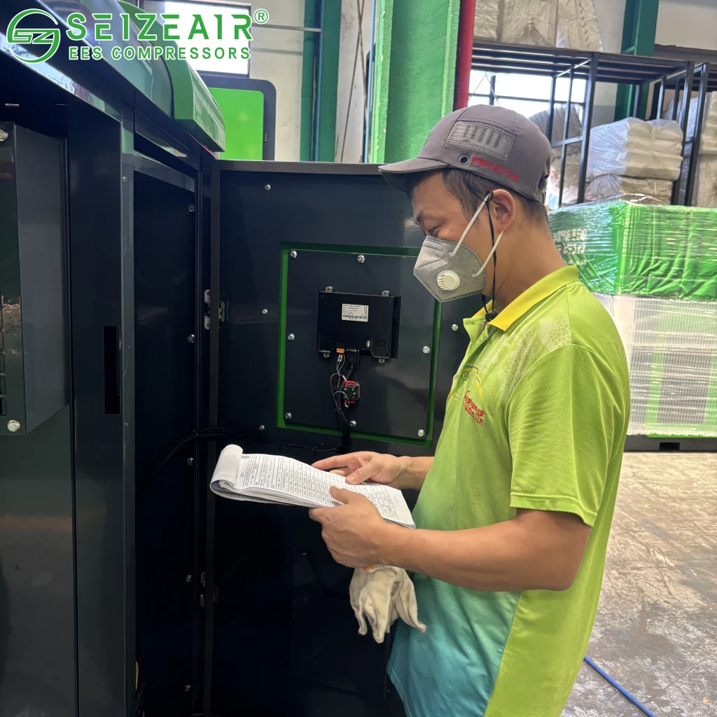 SEIZEAIR's service and after-sales personnel are currently inspecting the safe operation of the machinery for customers.